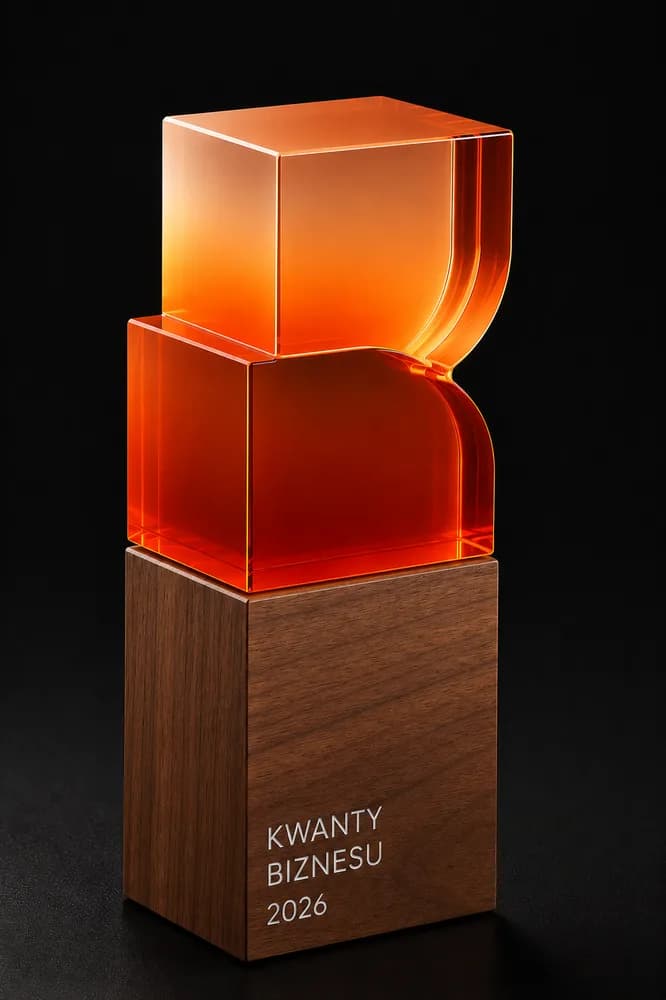 The "Quanta of Business" Economic Award statuette 2026 — an orange glass quantum on a wooden base